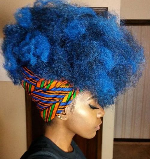 naturalhairqueens:Her blue hair is magical