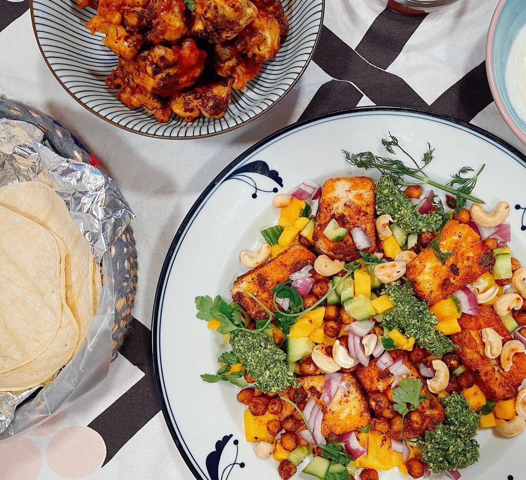 It’s Taco Tuesday! 🎉 And I’ve got absolutely delectable Indian-inspired ones to share! Cauliflower Manchurian Tacos with Fried Halloumi Chickpea Mango Chaat Salad and Cashew Mint Lime Chutney — not your average taco. 😆
Spiced, roasted cauliflower is...