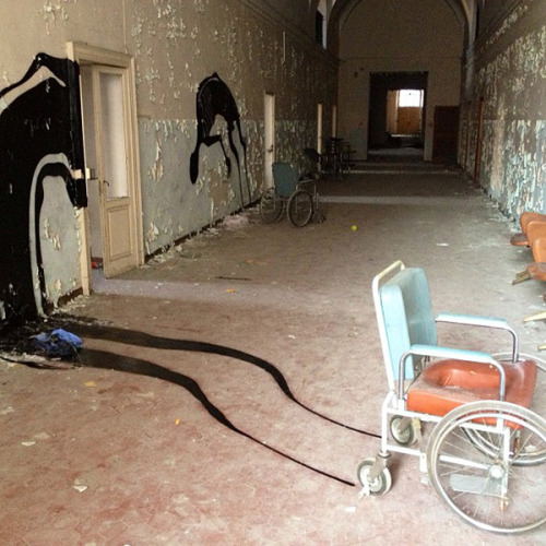 madonnaliberaprofessionista:  danleetodd: Brazilian street artist Herbert Baglione has somehow managed to make an abandoned psychiatric hospital in Parma, Italy even creepier with his paintings of shadows.  The way Baglione’s ‘shadows’ creep