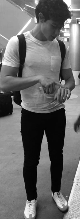 flickershawn: badrepqueen: she-got-particular-taste: Boyfriend in LAX, Los-Angeles - Aug29 he’