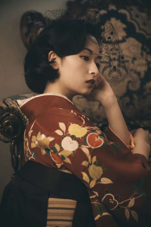 thekimonogallery:Photo by Misuzu Shibuya (@sbymsz ) Kimono Mr. Modorihashi (@modoribashi237 )