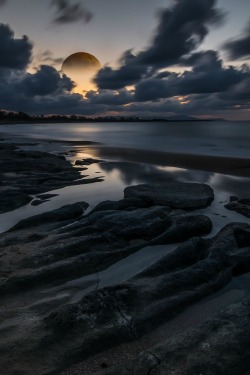 sundxwn:  Moonriseby Stratos Gazas