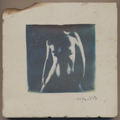 ronaldpuhle:  _0012 #instantfilm #emulsionlift http://wp.me/p6hnu9-1G  № 038 © 2014 Ronald Puhle Emulsionslift auf antiker Bodenfliese Größe ca. 17 x 17 x 2 cm… 