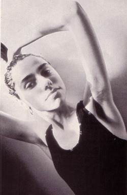 strait-jacket:PJ Harvey photographed by Pennie Smith in 1992