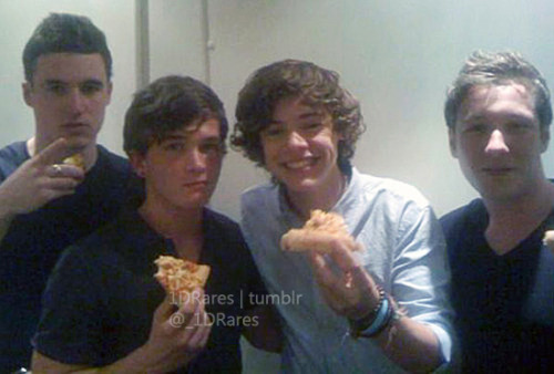 Rare pic of Harry with some of the band :) Follow our tumblr and twitter for more rare pics of 1D!