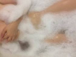 saxonviolets:  bubble baths &lt;3 