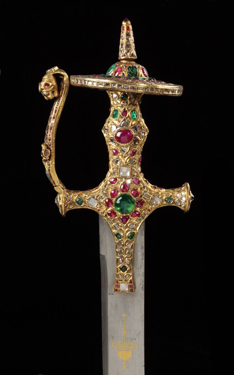 armthearmour:A fantastically gilt Tulwar studded with rubies, emeralds, and diamonds,