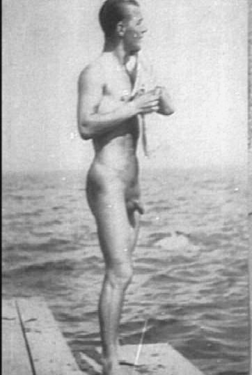 vintagemusclemen:Not the clearest photo quality, but the man is still nice to look at.