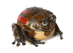 annatto60:  staceythinx:  Found object artist Edouard Martinet makes amazing sculptures of insects and animals from pieces he picks up at flea markets and car boot sales.  タイムボカンとかロボダッチとかのニオイがする。 