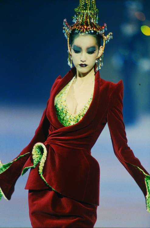 arianavscouturevault:Thierry Mugler Haute Couture Fall/Winter 1997Model: Ayumi Tanabe