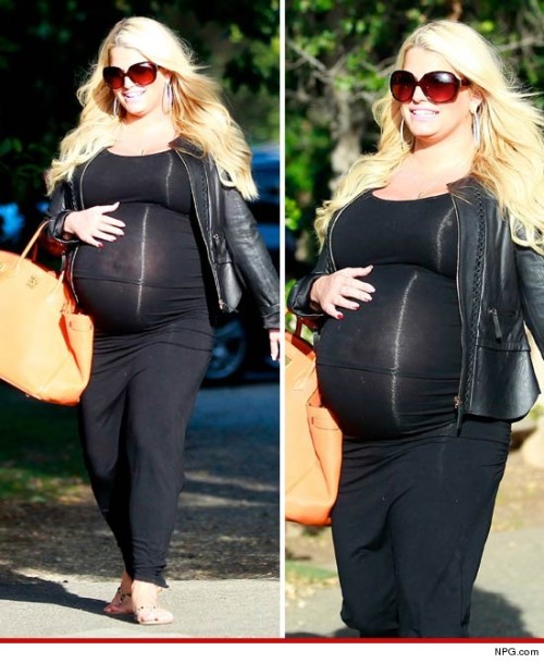 Never a fan of her music, but of the curves of her pregnant body? Jesus christ.