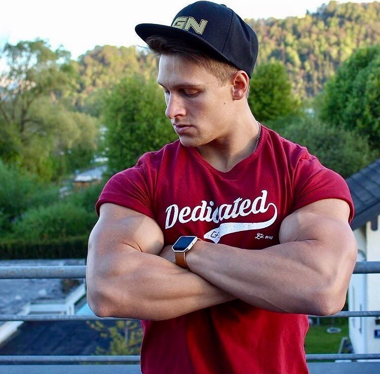 simonsx: this bro is lost in his toxic superiority 