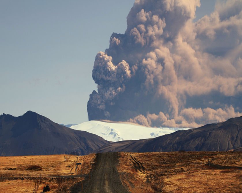 nubbsgalore:photos by sverrir thorolfsson of the 2010 eruptions of eyjafjallajökull