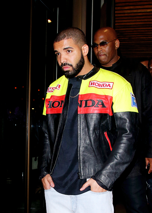 celebritiesofcolor:  Drake at Novikov restaurant in London  *hyperventilates but