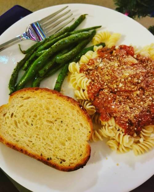 Wife me night 2. #rotiniandmeatsauce #sautéedgreenbeans #texastoastgarlicbread #noms #wifeme 