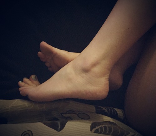 theprettygoodfoot: Couch feet; hope everyone is having an amazing weekend!