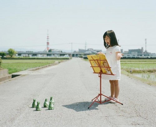 koikoikoi:  Japanese Photographer Takes Imaginative & Adorable Photos of His Daughter Japanese photographer Toyokazu Nagano, taking just the most adorable photos of his youngest daughter, Kanna. Each picture is taken on the same road, with little