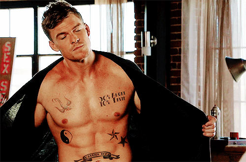 tl-hoechlin:  Alan Ritchson as Micro Penis Guy in New Girl S04E04 