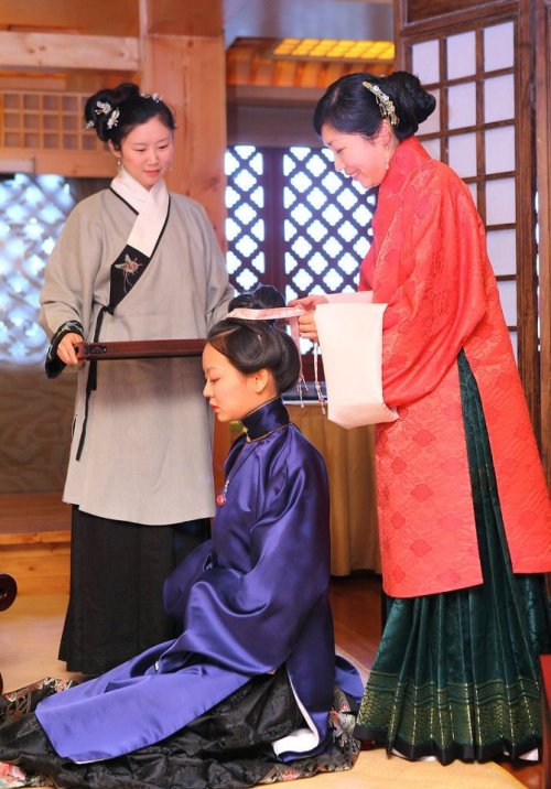 笄礼 Ji Li, the traditional coming-of-age ceremony for girls who reach fifteen, the adult age of women