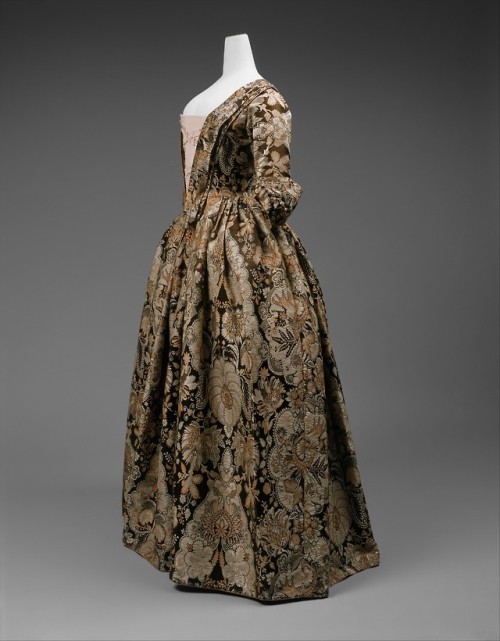 heaveninawildflower:Spitalfields silk dress (British, circa 1725).Image and text information courtes