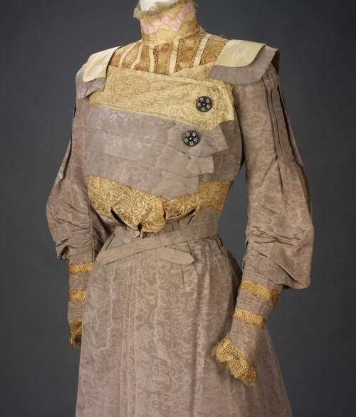 history-of-fashion:ab. 1901 Dress (American)silk, cotton; rib weave, moiré, lace, velvet(Rhode Islan