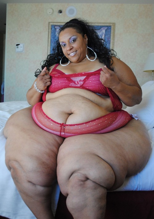 garyplv:  atldirtybirdsfan:  Wow!!! Look at her thighs versus from the knee down!! That ideal ass!! I want her farts  √