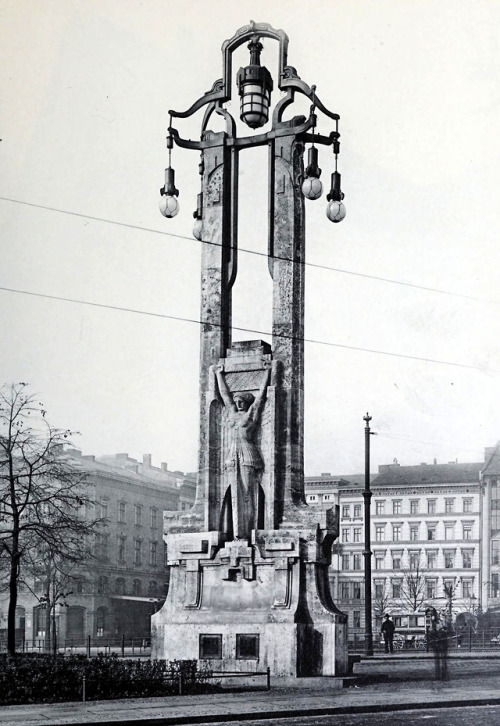 archimaps: Lamp post at the Oranienbrucke, Berlin Bruno Schmitz, 1903-08