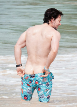 alekzmx:  Mark Wahlberg being playful and