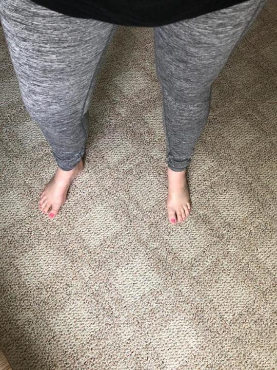 sexyfeetgirl-99:  My new leggings and pedi 🥰🥰 reblog if you think other might enjoy seeing me