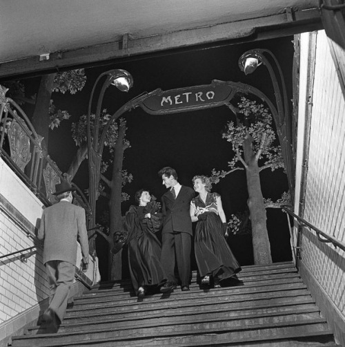 Paris, 23 h 30. Deux femmes en robe du soir aux bras d'un homme descendent les escaliers de la stati