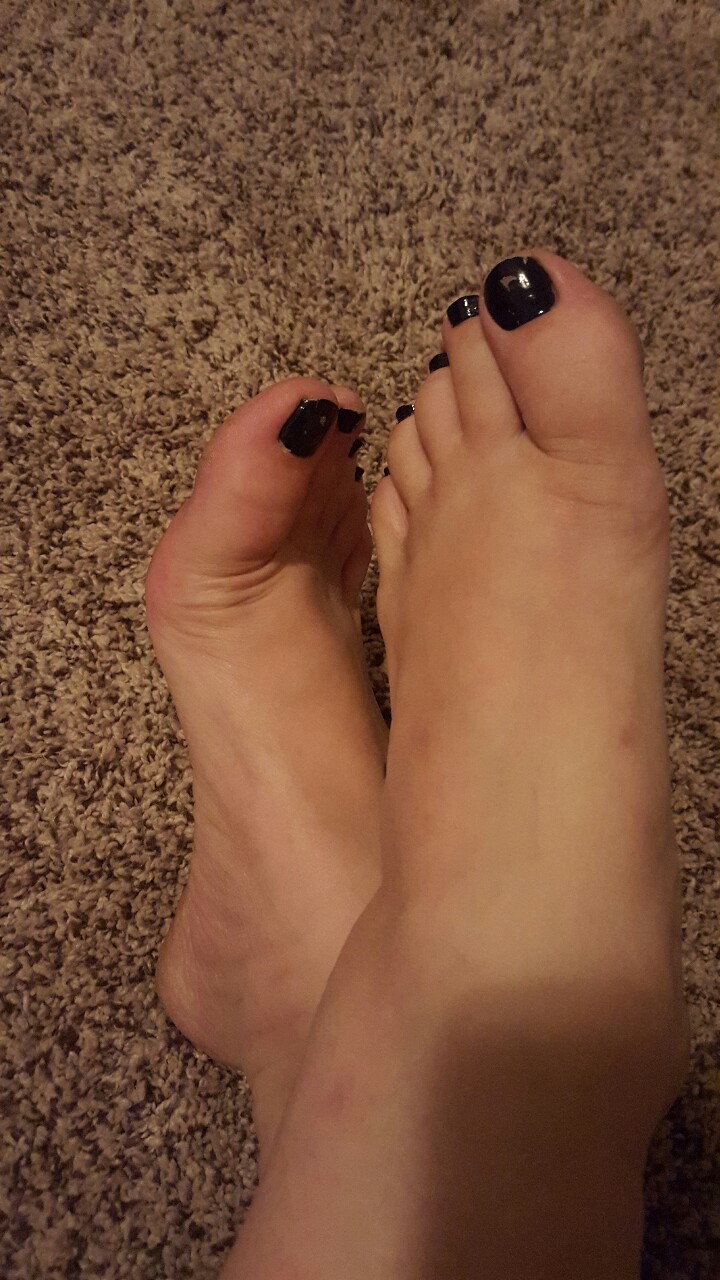 hmcouple:  Some feet Friday for those who keep asking ;) - Mrs 