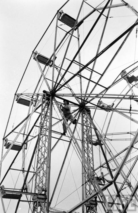Setting up a Ferris wheel(Cornell Capa. 1948)
