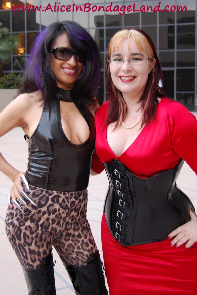 Super fun photos from DomCon 2012 - can you spot anyone you know in the big DDI group