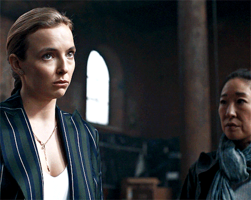 dailyvillanelle:eve + looking at villanelle when she’s not paying attention