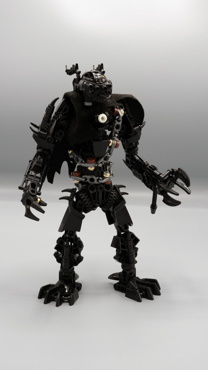 Peduik is a member of the Order of Mata Nui mutated by Hordika Venom, formerly spying on the Brother