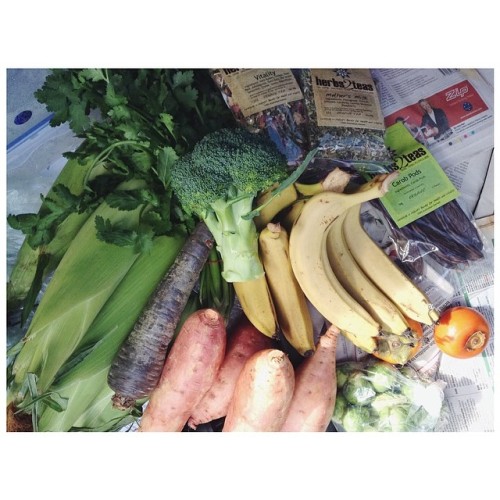 Part of yesterday’s organic farmers market haul {sweet potatoes, purple carrot, corn, bananas, broccoli, coriander, Brussel sprouts, persimmons, carob pods and tea} 👌✨