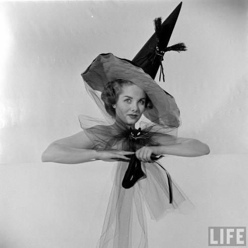 Time to break out the Halloween pictures?(Loomis Dean. 1948)