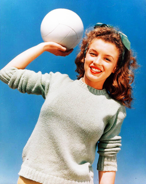 retrogasm:  Marilyn having a ball…