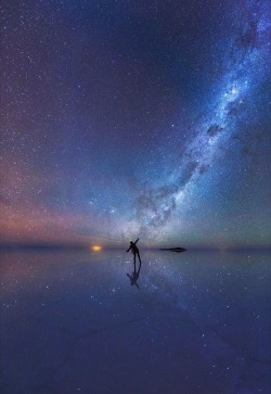 theencompassingworld:  Dancing among the stars in Salar de Uyuni, Bolivia