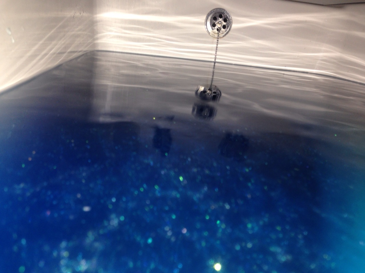 trashyprxncess:  IM SO IN LOVE//EVERYTHING IS BLUEEEEE HER BATH HER HANDS HER JEANS