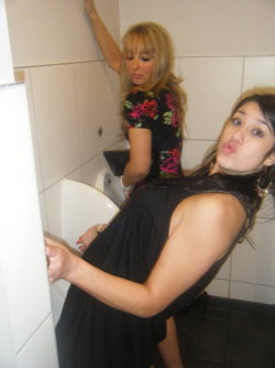 urinalchicks:  Fun @ the urinals 