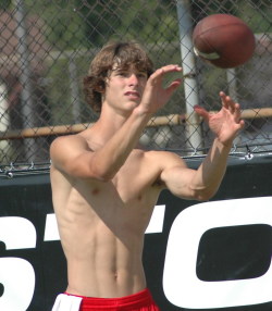 jockboynextdoor:   reason to watch football practice 