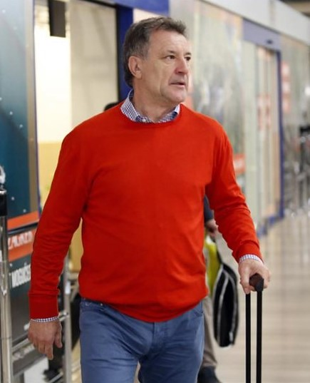 That’s a great bulge, loose boxers and big cock I reckon. Airports are one of the best places 