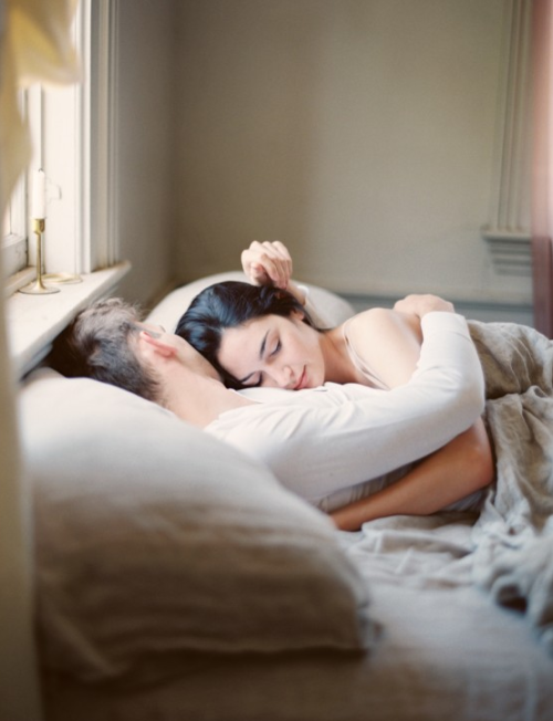 amamiebasta-tu:  profumodipassione:  La cosa bella dell’amore è veder dormire al tuo fianco la persona che ami è  ascoltare il suo cuore…  ….. è ancor più bello svegliarsi con la persona che si ama……♡