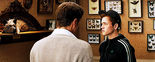 dailyeggsyunwin:#a gifset solely made to point out how harry’s shoulders are 120x times wider 