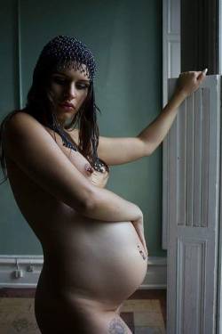 ashlynnmodel:  Big baby belly by Angela Rough