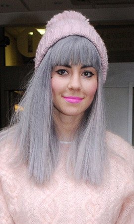 beeschillshit:  Gray Hair InspirationI been admiring gray hair for quite a while now and I am in the process. This is my favorite look I seen this year. 