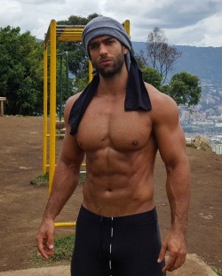 luv2bslappedaround:  tonsofmales:    Juan Esteban Berrio    Between that DRAWSTRING…..and the SHIRT ‘hat’…..not to mention what’s going on in-between……it’s good to be Alpha…..👑