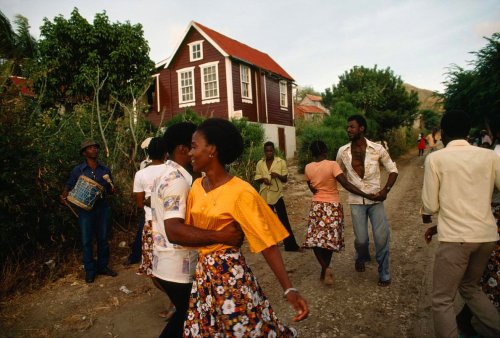 fotojournalismus:Couples dance in the streets of Carriacou in the Grenadine Islands, 1979. Photo by 