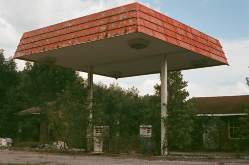 ilvoeclouds - abandoned gas station